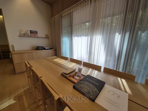 수락휴 6인실 독립동의 거실. 안내 책자와 LP 플레이어가 놓여있다.   서유미 기자