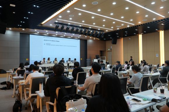 ‘2025 지역사회학회 춘계학술대회’ 청년재단ㆍ전국청년센터협의회 기획세션 현장(라운드 테이블이 진행되고 있다.)