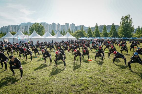 완주를 목표로 내걸고 화명생태공원 일원에서 개최된 제1회 낙동강 철인 3종경기에서 참가자들이 준비운동을 하고 있다.﻿  부산시 제공