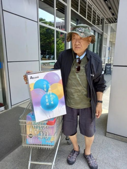 대북 전단 살포를 예고한 납북자가족모임이 15일 집회 준비를 위해 경기 파주시 임진각을 찾았다가 헬륨가스를 소지한 혐의로 경찰에 입건됐다고 밝혔다. 사진은 최성룡 납북자가족모임 대표가 파티용 헬륨가스를 준비한 모습. 2025.6.15. 납북자가족모임 제공
