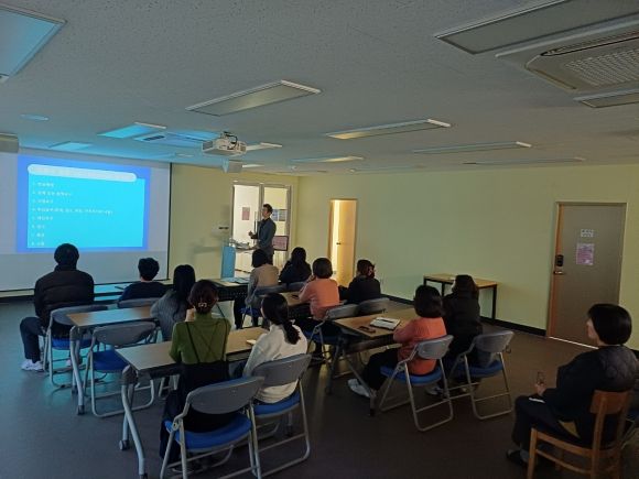 서울 성동구가 서울시 자치구 중 최초로 저연차 공무원을 대상으로 한 ‘대체처분 제도’를 도입한다. 사진은 공직자 역량강화 교육 모습. 성동구 제공