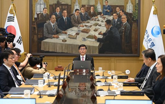 이창용(가운데) 한국은행 총재가 29일 서울 중구 한국은행에서 열린 금융통화위원회를 주재하고 있다. 사진공동취재단