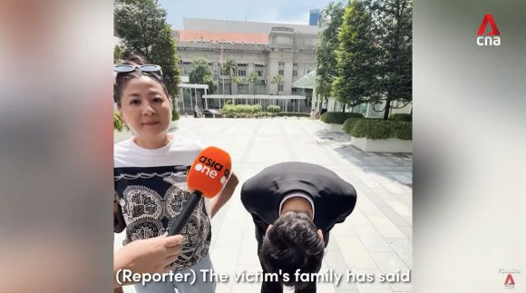 미성년자 간음 등 혐의로 징역 3년 4개월을 선고받은 중국 출신 싱가포르 배우 이안 팡이 16일(현지시간) 싱가포르 국가법원에 출석하는 길에 취재진을 만나 자신의 혐의를 인정하고 허리를 90도로 굽혀 사과하고 있다. 왼쪽은 함께 법원에 온 이안 팡의 모친. CNA 공식 유튜브 캡처