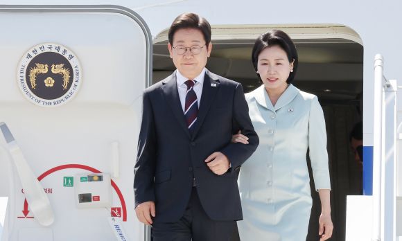 이재명 대통령 부부, G7 정상회의 캐나다 도착 - 주요 7개국(G7) 정상회의에 참석하는 이재명 대통령이 16일(현지시간) 캐나다 앨버타주 캘거리국제공항에 도착해 김혜경 여사와 공군 1호기에서 내리고 있다.  연합뉴스