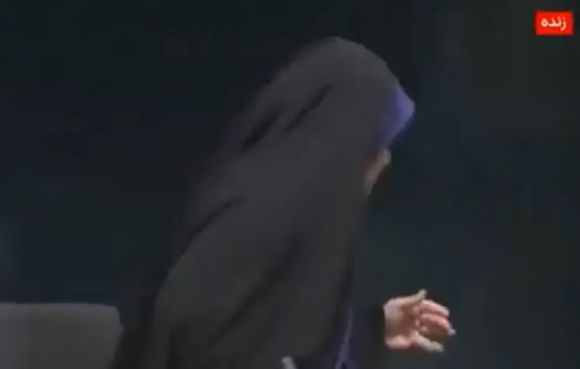 16일(현지시간) 오후 6시 30분쯤 이란 테헤란에 있는 IRIB 방송국 본사가 두 차례 공습을 당했다. 생방송 중이던 여성 앵커가 이스라엘의 폭격이 발생하자 황급히 대피하는 모습. 영상 캡처