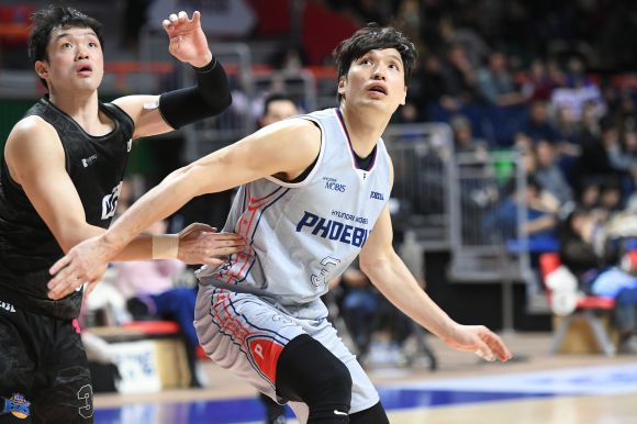 울산 현대모비스 소속 장재석이 지난해 12월 27일 부산 사직체육관에서 열린 2024~25 프로농구 정규시즌 부산 KCC와의 원정 경기에서 이승현과 경합하고 있다. KBL 제공