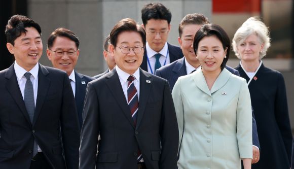 李대통령, G7 정상회의 참석 위해 오늘 출국 첫 해외 방문 - 이재명 대통령과 김혜경 여사가 캐나다에서 열리는 주요 7개국(G7) 정상회의에 참석하기 위해 16일 경기 성남 서울공항에서 공군 1호기에 탑승하기 위해 이동하고 있다. 왼쪽부터 강훈식 비서실장, 황인권 경호처장,  이 대통령, 김혜경 여사, 타마라 모휘니 주한 캐나다 대사. 2025.06.16. 뉴시스