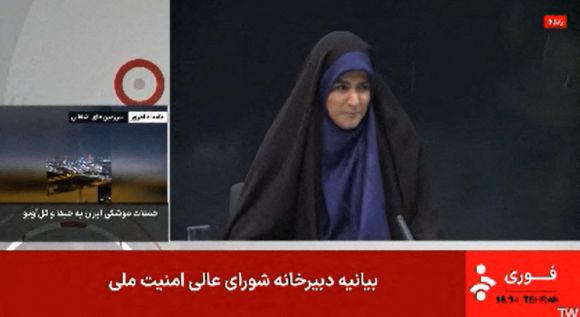 국영방송 소속 간판 앵커 사하르 에마미가 생방송 도중 건물이 무너져 내리자 자리를 피하는 모습. 에마미는 “알라후 아크바르”(신은 위대하다)라는 직원들의 외침 뒤 끊어졌던 방송을 몇 분 뒤 의연한 모습으로 재개해 이란의 저항을 상징하는 ‘국민 영웅’으로 떠올랐다. 테헤란 AFP 연합뉴스