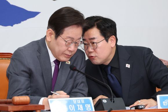 지난 3월 더불어민주당 이재명 대표와 박찬대 원내대표가 국회에서 열린 최고위원회의에서 대화하고 있다. 2025.3.21. 연합뉴스