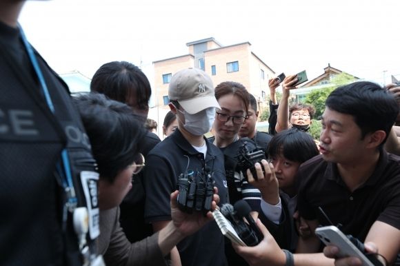육군 12사단 훈련병 사망사건과 관련해 규정을 위반한 군기훈련(얼차려)을 실시한 혐의를 받는 중대장(대위)이 21일 오전 강원 춘천지방법원에서 열린 구속 전 피의자 심문(영장실질심사)에 출석하기 위해 법정으로 향하고 있다. 2024.6.21 연합뉴스