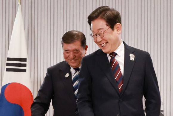 이재명 대통령이 17일(현지시간) 캐나다 앨버타주 캐내내스키스 주요 7개국(G7) 정상회의장에서 열린 한일 정상회담에서 이시바 시게루 일본 총리와 자리를 바꾸며 밝게 웃고 있다. 2025.6.18 연합뉴스