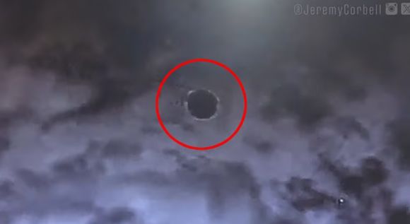 미군은 2020년 11월 아프가니스탄과 파키스탄 국경 상공에서 구름 사이를 오가며 자유자재로 비행하는 미확인비행물체를 촬영했다. 영상은 2년간의 분석을 거쳐 최초로 공개됐다. 제레미 코벨 제공