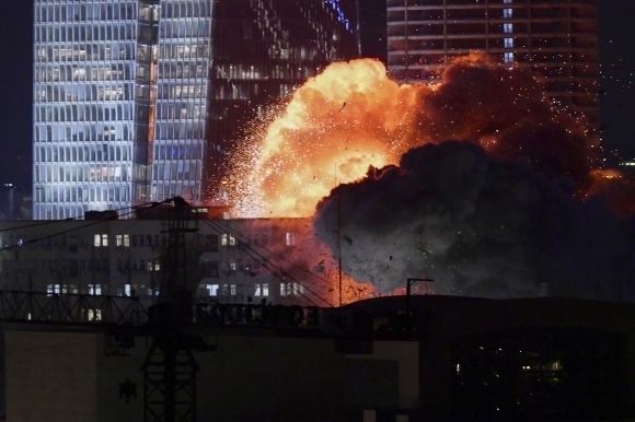 2025년 6월 13일(현지시간) 이스라엘 텔아비브에서 이란의 미사일 공격으로 폭발이 발생하고 있다. AP 연합뉴스