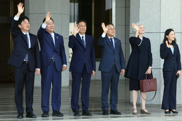 국제무대 데뷔 이재명 대통령 환송 - 강훈식 대통령 비서실장(왼쪽부터)과 김병기 더불어민주당 원내대표, 우상호 정무수석, 고기동 행정안전부 장관 직무대행, 타마라 모휘니 주한 캐나다 대사 등이 16일 오후 경기도 성남 서울공항에서 캐나다에서 열리는 주요7개국(G7) 정상회의 참석차 출국하는 이재명 대통령이 탑승한 1호기를 향해 손을 흔들고 있다. 2025.6.16 뉴스1