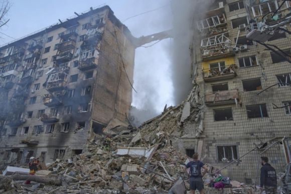 17일(현지시간) 우크라이나 키이우에서 소방관들이 러시아의 미사일과 드론 공격으로 발생한 주거 단지 건물 화재를 진압하고 있다. AP 뉴시스