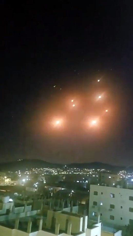 지난 14일(현지시간) 오후 10시쯤 요르단의 수도인 암만 상공 위로 이란 측이 발사한 것으로 추정되는 미사일이 이스라엘을 향해 날아가고 있는 모습. 요르단 교민들은 “새빨간 불꽃을 뿜으며 하늘 위를 가로지르는 미사일이 자주 목격된다”고 전했다. 요르단 현지 교민 제공