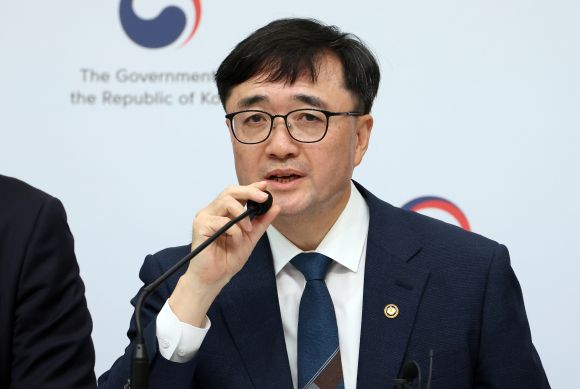 새정부 추경안 설명하는 임기근 기재부 2차관 - 임기근 기획재정부 2차관이 지난 18일 세종시 정부세종청사에서 총 30.5조원 규모로 편성된 새정부 추가경정예산안을 발표하고 있다. 2025.06.19. 뉴시스