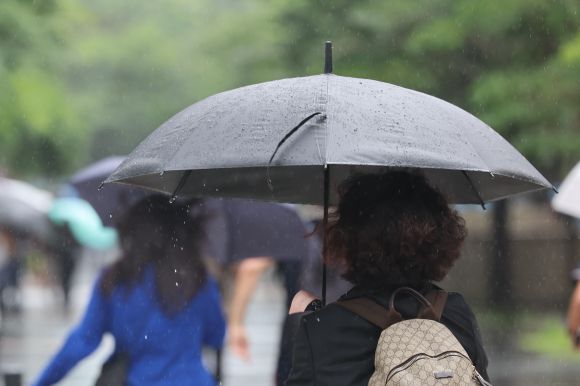 본격적인 장마가 시작된 20일 서울 여의도역 인근에서 시민들이 우산을 쓰고 이동하고 있다. 2025.06.20. 뉴시스