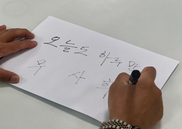 4년 전 약을 끊은 그는 흔들리는 마음을 다잡기 위해 흰 종이에 ‘오늘도 하루만 무사히’라는 문장을 써 내려갔다. ‘리’씨 제공