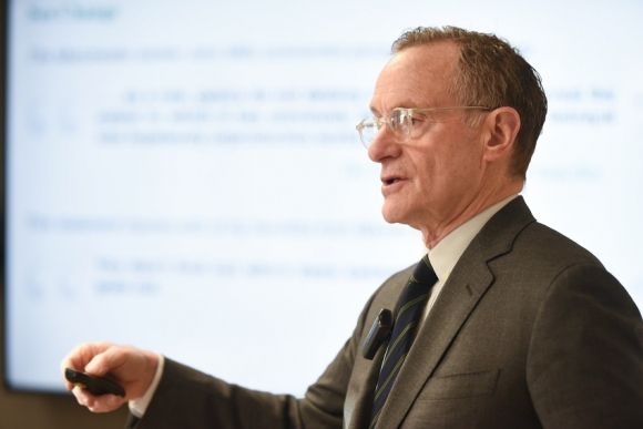 올해 1월 하워드 막스 오크트리캐피털 회장이 뉴욕 본사에서 열린 한국 언론과의 공동 인터뷰에서 질의에 답하고 있다. 뉴욕 연합뉴스