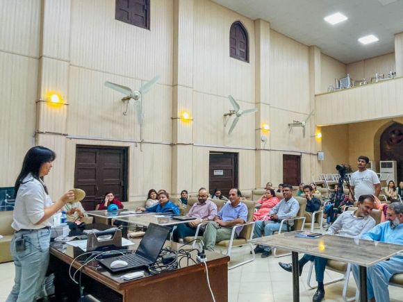 파키스탄 라호르 박물관에서 3D 스캔 기술 교육을 진행하는 모습. 국가유산진흥원 제공