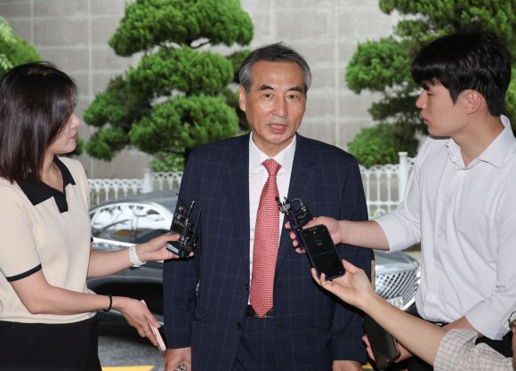 윤석열 전 대통령 부인 김건희 여사 관련 의혹을 수사하는 민중기 특별검사가 20일 서울 서초구 서초동에 마련된 임시 사무실로 출근하며 취재진의 질문을 받고 있다. 2025.6.20 연합뉴스