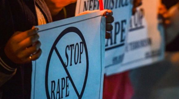 인도에서 성폭행 반대 시위에 참석한 시민들이 팻말을 들고 있다. 자료사진