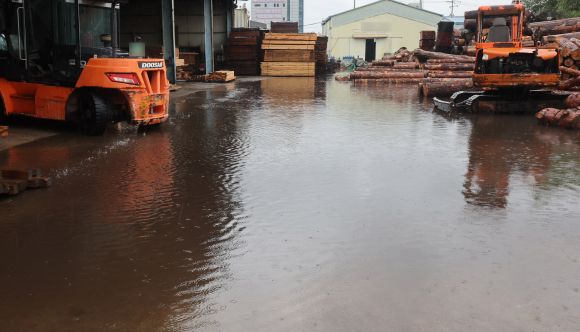 수도권에 호우 특보가 내려진 30일 오전 인천 서구 오류동의 저지대에 위치한 공장 일부가 물에 잠겨 있다. 2025.06.20. 뉴시스