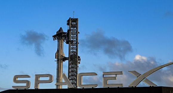 지난해 11월 17일 텍사스주 보카치카의 스타베이스에서 발사를 앞둔 스타십 모습. AFP 연합뉴스