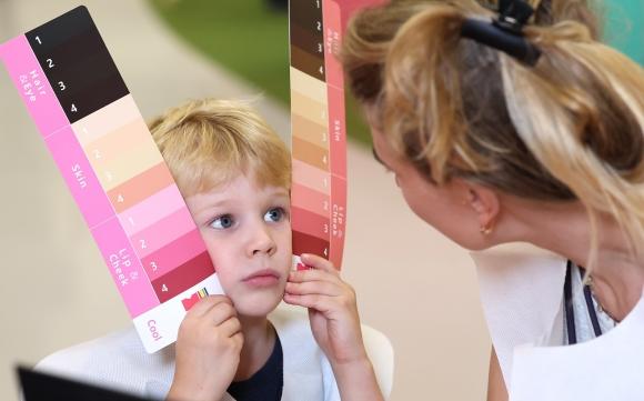 내게 잘 어울리는 색깔은?… 2025 코리아 뷰티페스티벌 - 19일 서울 중구 동대문디자인플라자(DDP)에서 열린 ‘2025 코리아 뷰티페스티벌’에서 한 외국인 어린이가 개인에게 어울리는 톤과 색상을 진단해 주는 ‘퍼스널 컬러’ 찾기 체험을 하고 있다. 뉴스1