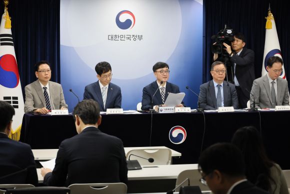 2024년도 공공기관 경영평가 결과는? - 임기근 기획재정부 2차관(가운데)이 20일 서울 종로구 정부서울청사에서 2024년도 공공기관 경영평가 결과에 대해 브리핑하고 있다. 2025.6.20. 연합뉴스