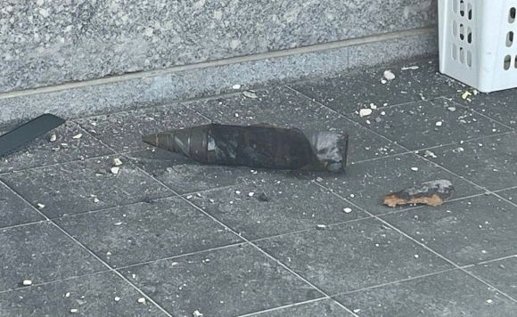 19일(현지시간) 이스라엘군 국내전선사령부는 이날 오전 이란이 이스라엘 중부 지역으로 발사한 탄도미사일 20발 가운데 최소 1발에 집속탄을 탑재했다고 밝혔다. 사진은 이날 떨어진 집속탄 탄약. 2025.6.19 더타임스오브이스라엘