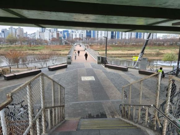 금나래 수변광장