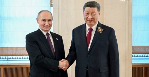 지난달 8일 블라디미르 푸틴(왼쪽) 러시아 대통령이 러시아 모스크바 크렘린궁에서 열린 외국 대표단 환영 갈라 콘서트에 참석한 시진핑 중국 국가주석과 악수하고 있다. 모스크바 AP 뉴시스