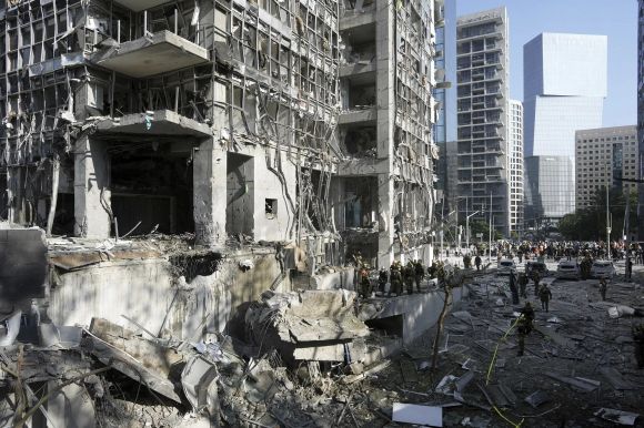 19일 이란 탄도미사일에 공격당한 이스라엘 라마트간 모습. AP 연합뉴스