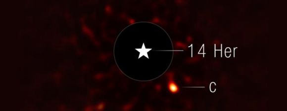 중앙의 14 허큘리스(14 Her로 표기)와 그 주변의 행성 14 허큘리스 c (C로 표기) . Webb Space Telescope 제공