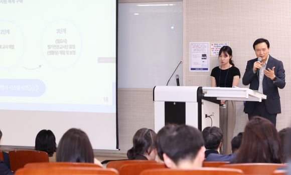 임 교육감은 21일 경북대에서 열린 ‘2025 한국국제바칼로레아(IB) 교육학회 춘계학술대회’에 참석해 ‘교육 본질 회복을 위한 미래 대학입시 개혁 방안’을 주제로 한 기조 강연을 하고 있다. (경기도교육청 제공)