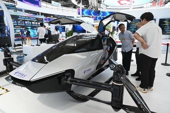 올해 4월 29일 ‘제8회 디지털 차이나 건설 서밋’ 현장에서 유인 드론을 살펴보는 관람객. 신화 연합뉴스