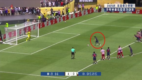 북한TV, 이강인 패널티킥골장면 모자이크 처리 - 북한 조선중앙TV는 20일 20시 정규 보도시간에 국제스포츠 뉴스를 다루는 코너에서 2025년 클럽월드컵 조별 예선경기를 소개하는 가운데 PSG 이강인 선수의 패널티킥 쐐기골 장면에서 이강인(빨간원)선수의 골장면을 모자이크 처리해 방송했다. 방송은 이강인 선수에 대해 일절 언급조차 안했다.PSG는 6월 16일(한국시간) 미국 캘리포니아주 패서디나 로즈볼에서 열린 2025 FIFA 클럽월드컵 B조 첫 경기에서 AT 마드리드를 4대 0으로 완파했다. 2025.6.20 조선중앙TV 화면