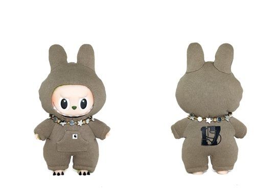 세븐틴이 패션 브랜드 사카이 등과 협업해 내놓은 한정판 ‘라부부’ 인형이 자선 경매에서 최고가 4300만원에 낙찰됐다. 주피터(JOOPITER) 캡처