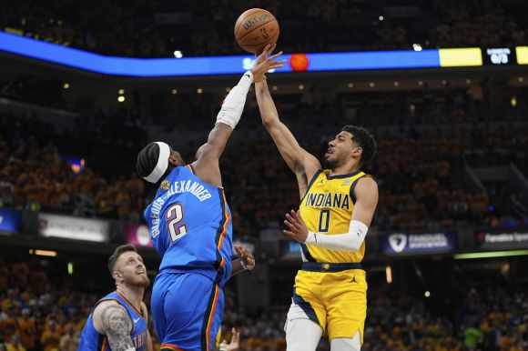 인디애나 페이서스 타이리스 할리버튼이 20일(한국시간) 미국 인디애나주 인디애나폴리스 게인브리지 필드하우스에서 열린 2024~25 NBA 파이널 6차전 오클라호마시티 선더와의 홈 경기에서 샤이 길저스알렉산더를 상대로 공격하고 있다. AP 연합뉴스