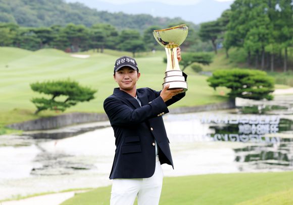 옥태훈이 22일 경남 양산시 에이원CC(파71)에서 열린 제68회 KPGA 선수권대회(총상금 16억원)에서 우승한 뒤 트로피를 들어올리고 있다. 옥태훈은 투어 출전 125번째 대회에서 첫 우승의 감격을 맛봤다. KPGA 제공