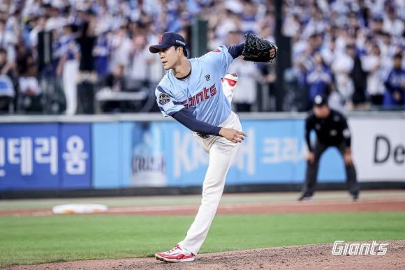 프로야구 롯데 자이언츠 투수 윤성빈이 22일 부산 사직구장에서 열린 삼성 라이온즈와 경기에서 7회 구원 등판해 역투하고 있다. 롯데 자이언츠 제공