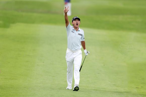 옥태훈이 22일 경남 양산의 에이원CC(파71)에서 열린  제68회 KPGA 선수권대회(총상금 16억원) 대회 마지막 날 4라운드에서 3번 홀에서 이글을 기록한 뒤 손가락으로 셋을 가리키며 환호하고 있다. KPGA 제공