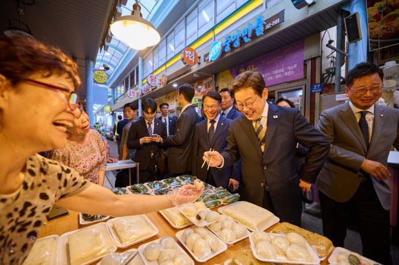 이재명 대통령 울산 전통시장 방문 - 이재명 대통령이 20일 울산 울주군 언양알프스시장을 방문하고 있다. 2025.6.20 대통령실 제공