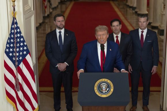 도널드 트럼프 미국 대통령이 21일(현지시간) 밤 10시 백악관에서 이란 핵시설을 전격적으로 공습한 데 대한 대국민 담화를 하고 있다. AP연합뉴스