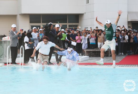노승희와 아버지, 캐디가 우승세리머니를 위해 수영장에 뛰어들고 있다. KLPGA 제공