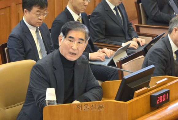 김용현 - 김용현 전 국방부 장관이 지난달 23일 서울 종로구 헌법재판소에서 열린 윤석열 대통령 탄핵심판 4차변론에 증인으로 출석해 발언하고 있다. 헌법재판소 제공