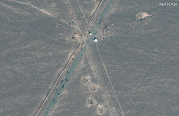 22일(현지시간) 미국 민간위성기업 맥사 테크놀로지가 제공한 사진. 20일 이란 포르도 핵 연료 농축 시설(FFEP)에서 약 1.1㎞ 떨어진 도로에 화물 트럭 여러 대가 보인다. 미국은 22일 새벽 이 시설에 벙커버스터 폭탄을 투하했다. 2025.6.22 AFP 연합뉴스