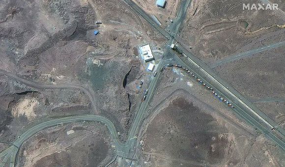 미국이 벙커버스터 폭탄 12발을 떨어뜨리기 전 이란 지하 핵시설 포르도의 입구에서 16대의 트럭이 터널 입구로 들어가고 있다. 엑스 캡처